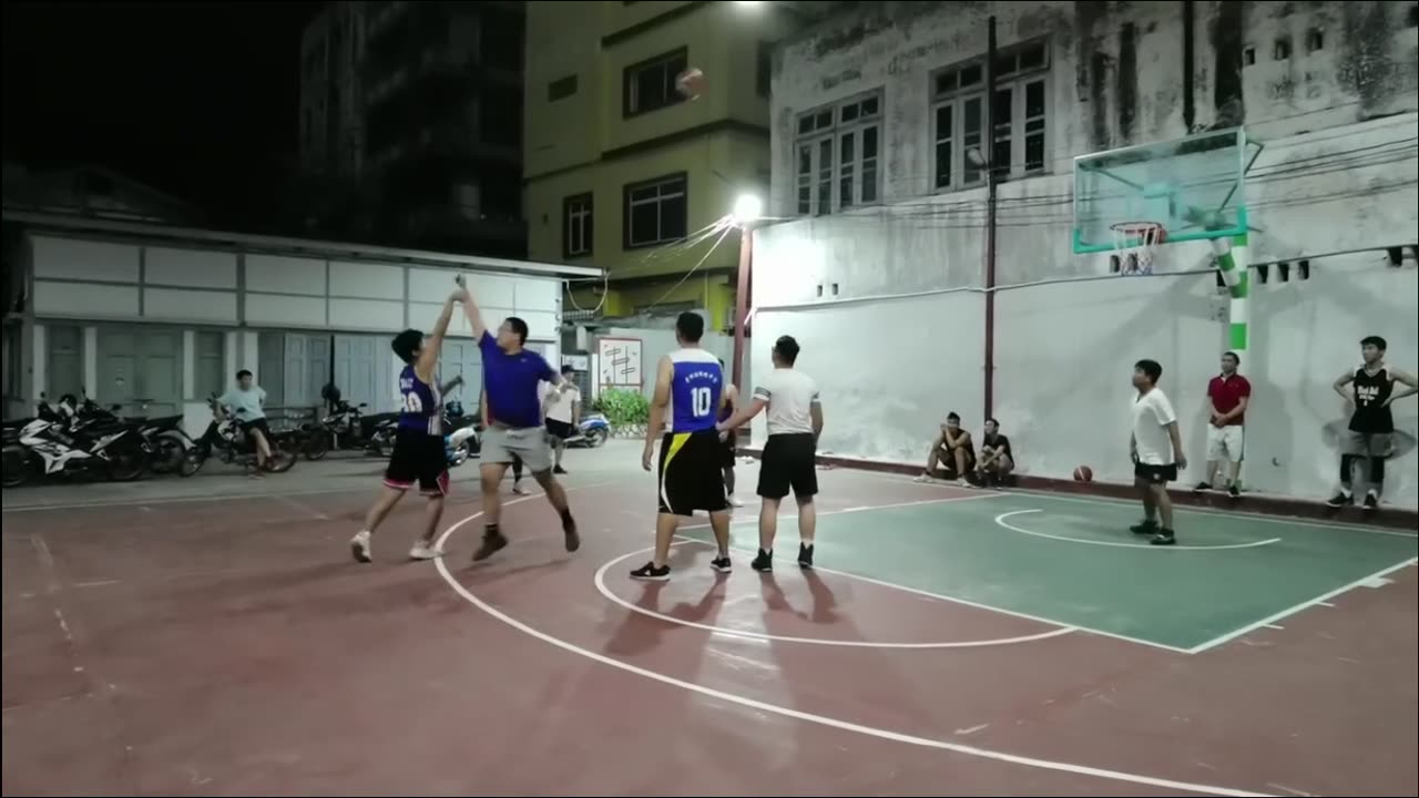 Foreigner Takes Over Burmese Basketball Court!