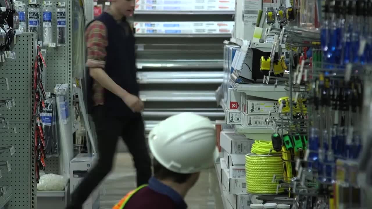 Julien Lacroix à la quincaillerie avec Pier Luc Funk