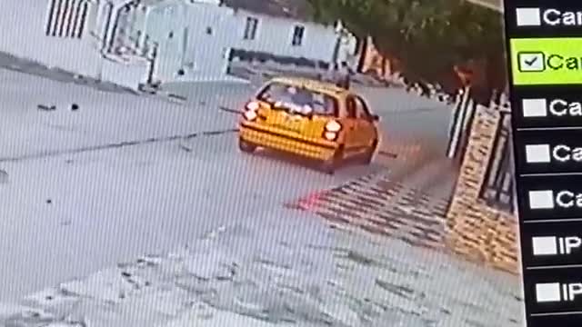sicarios le disparan a una mujer mientras barría.