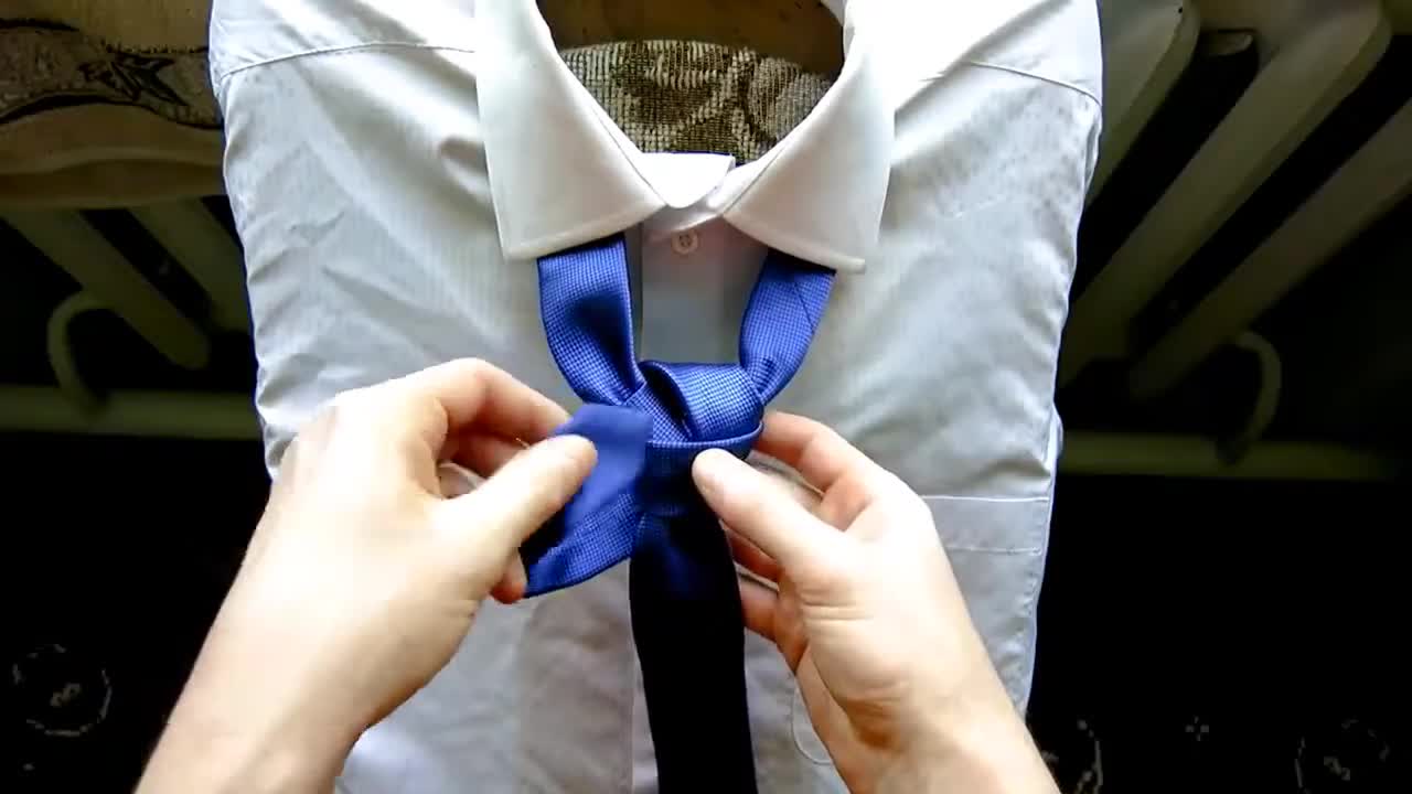 HOW TO TIE A TIE EASILY