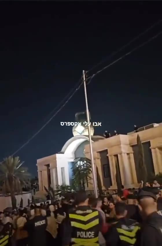 #breakingnews Jordanian security forces preventing people from attacking American embassy 10.14.23