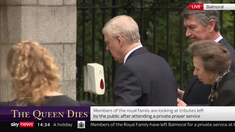 Emotional royals inspect tributes to Queen_1