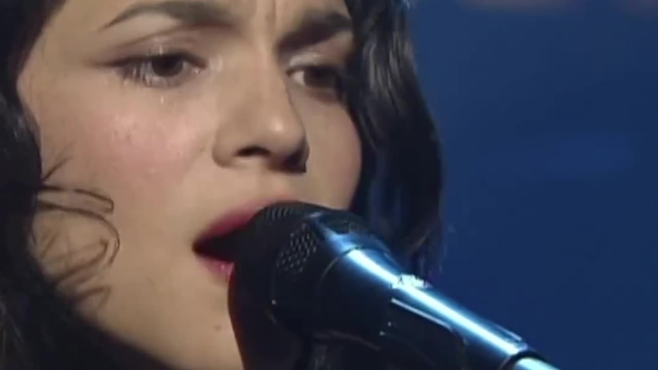 Norah Jones performing “Come Away With Me”