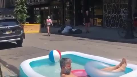 🤣He must be hot 🤣 Only in New York City 🤣