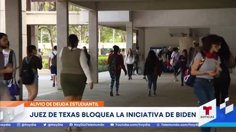 Un juez de Texas bloquea el alivio para la deuda estudiantil impulsado por Biden