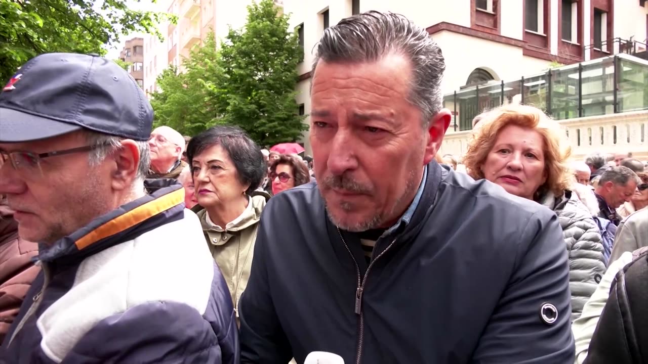 Thousands descend on Madrid to urge PM Sanchez to stay