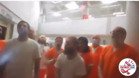 감옥에서 매일 기도하고 미국 국가를 부르는 J6 수감자들