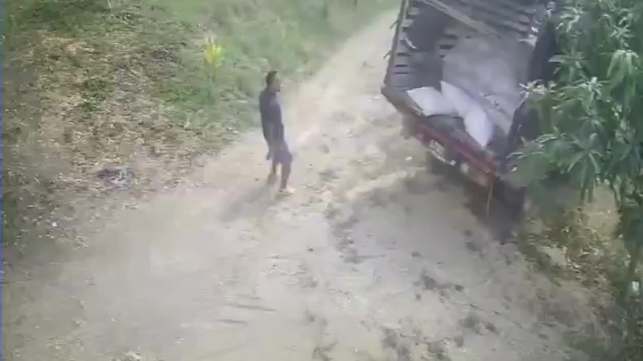 Camión cae a un abismo en Turbaco