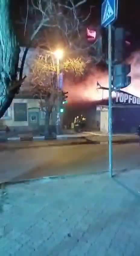 In Kherson, they still cannot put out a major fire in the central market area