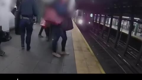 NYPD officers and good Samaritan pull man fromsubway tracks