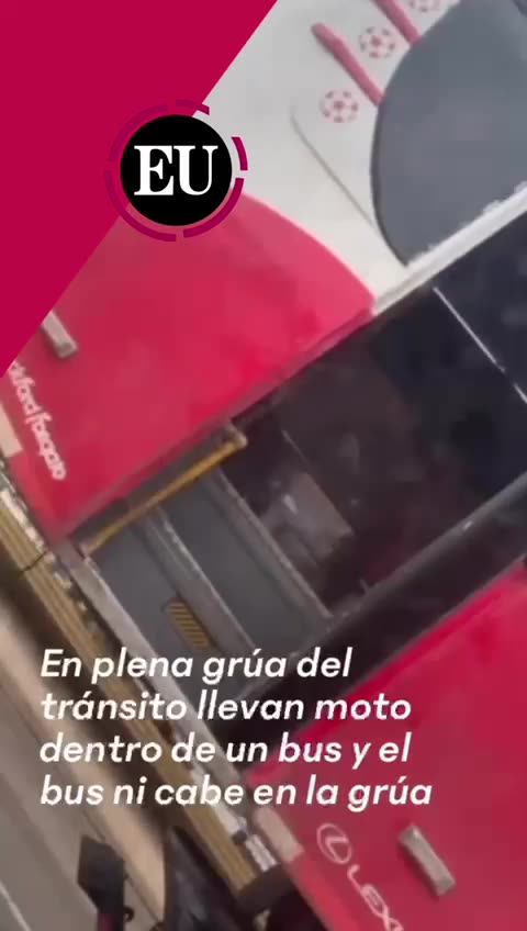 Video: Grúa en Cartagena transporta moto dentro de una buseta