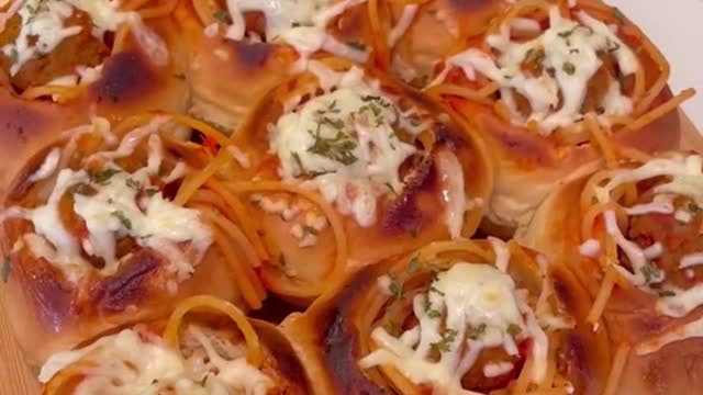 Spaghetti meatball sliders 🍝 w @KING’S HAWAIIAN Sweet Slider Buns