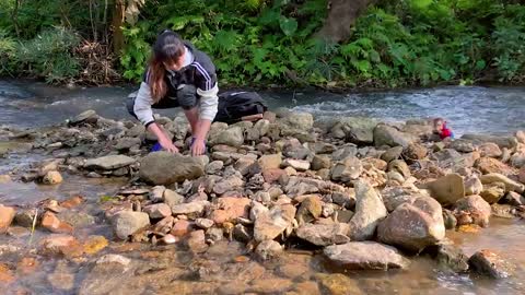 Build a wonderful shelter in the middle of a stream with adorable baby monkeys-12