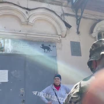 Oděská důchodkyně vyhání ukrajinské vojáky se slovy Oděsa je Rusko