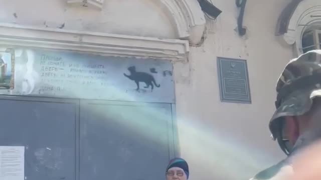 Oděská důchodkyně vyhání ukrajinské vojáky se slovy Oděsa je Rusko