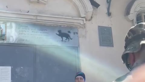 Oděská důchodkyně vyhání ukrajinské vojáky se slovy Oděsa je Rusko