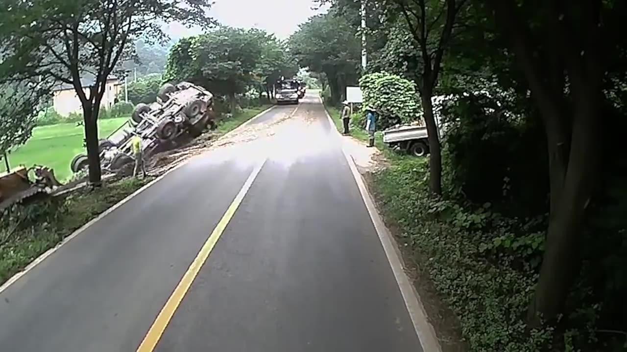 Crazy near Misses DashCam Fails