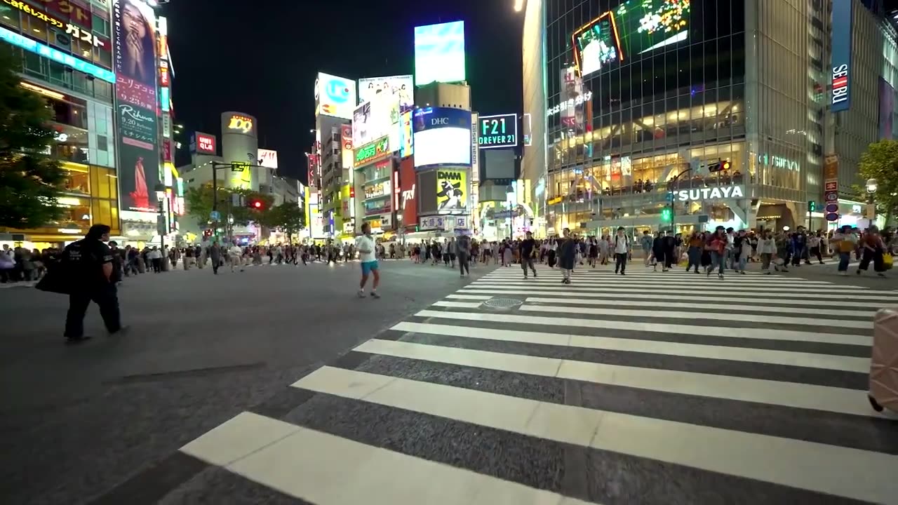 Hundred to Thousands of people busy crossing street