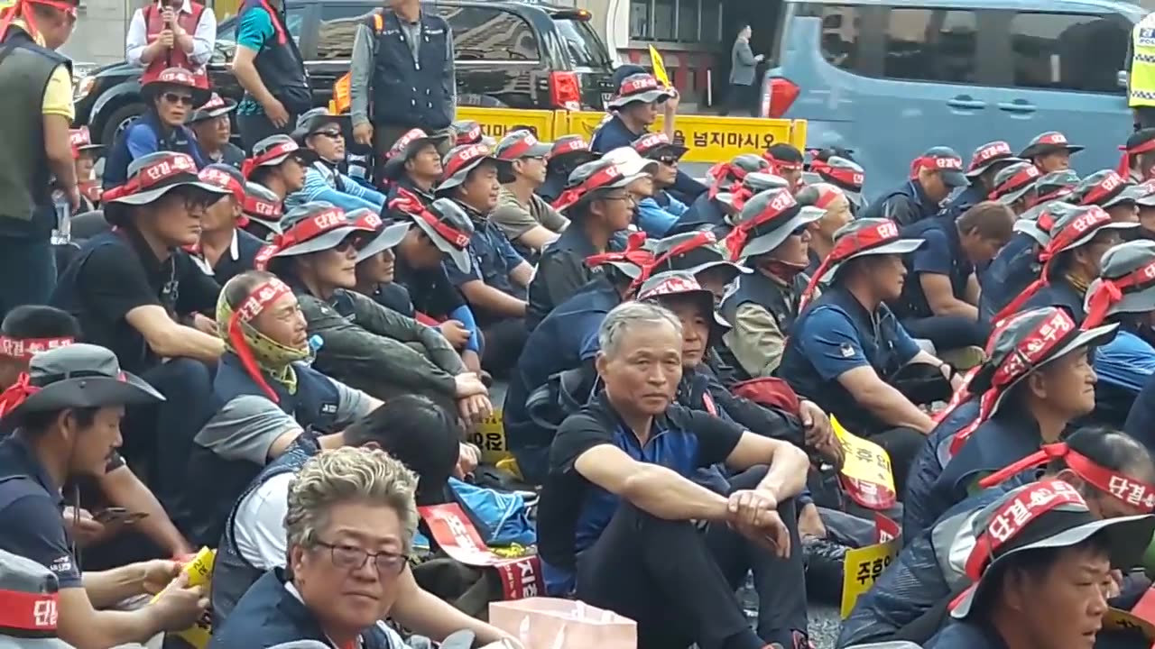 20180913_V3_S02(GiELd61zX_4)사무실로 가는 길에 민노총 집회 현장 발견, 민노총은 무엇을 요구하나_ (1)