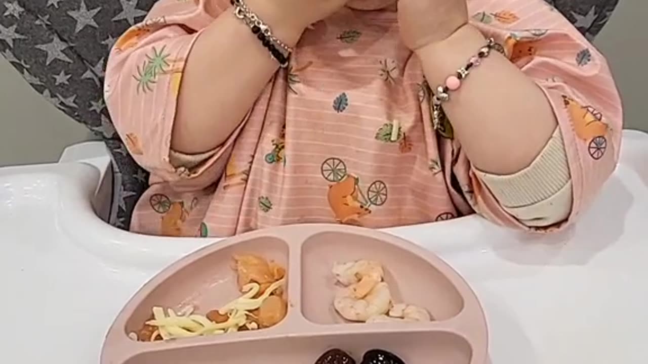 2 Year Old Has Smoked Salmon Lunch - Will She Like it?