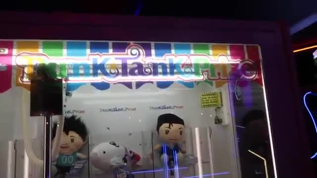 Lyssy Noel-SQUIRREL PLAYS ARCADE GAMES ON HALLOWEEN