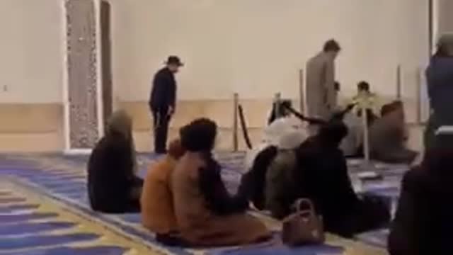 A Jew prays in a mosque in Dubai alongside Muslims