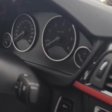 Loca falla electrónica de un BMW F30 sobre una autopista