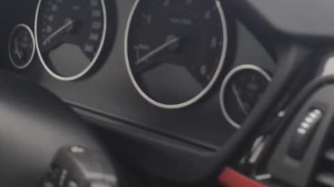 Loca falla electrónica de un BMW F30 sobre una autopista