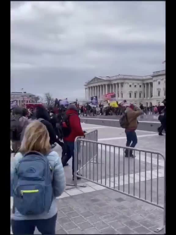 FRODE ELETTORALE USA 2020 - Polizia che apre le barricate