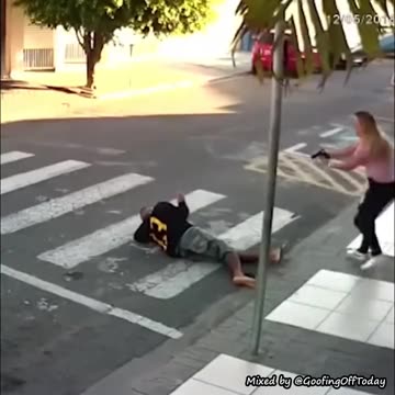 Graphic: Woman teaches FAFO to criminal