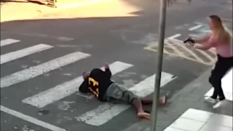 Graphic: Woman teaches FAFO to criminal