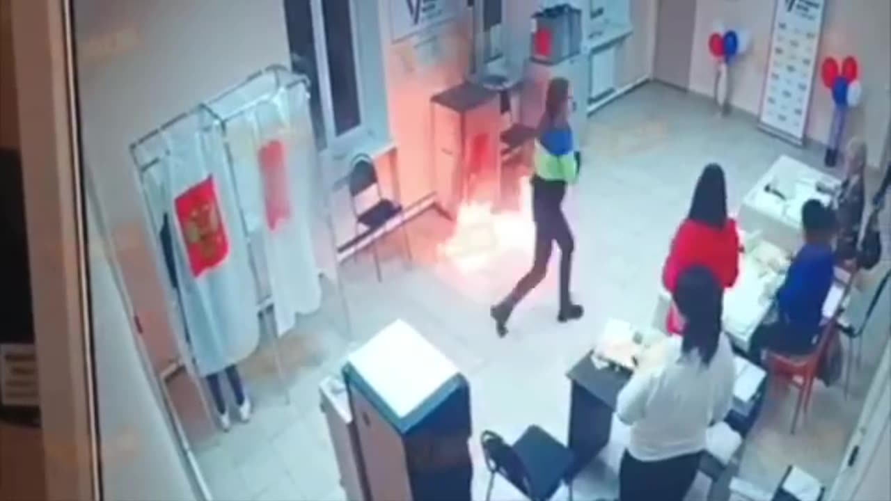 🔥👀 In the Volgograd region, a woman threw a Molotov cocktail at one of the