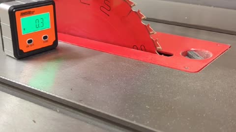 Setting table saw blade