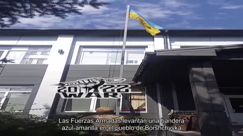 Las Fuerzas Armadas levantan una bandera azul y amarilla en el pueblo de Borshchyvka, región de Kha