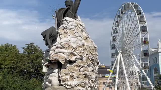 Statues wrapped in Kyiv during war