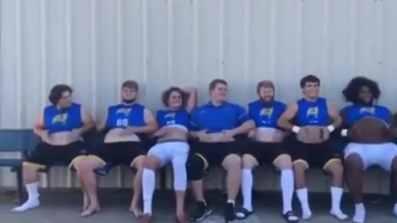 Their wall sits are different 😂 (via bhvr_/IG) #highschoolfootball #highschool #football