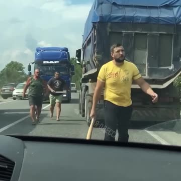 ROAD RAGING SHUOLDER DRIVER GETS HIS KARMA
