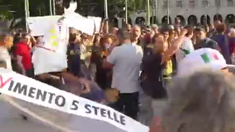 LE PROTESTE E LA SFIDUCIA VERSO LA POLITICA