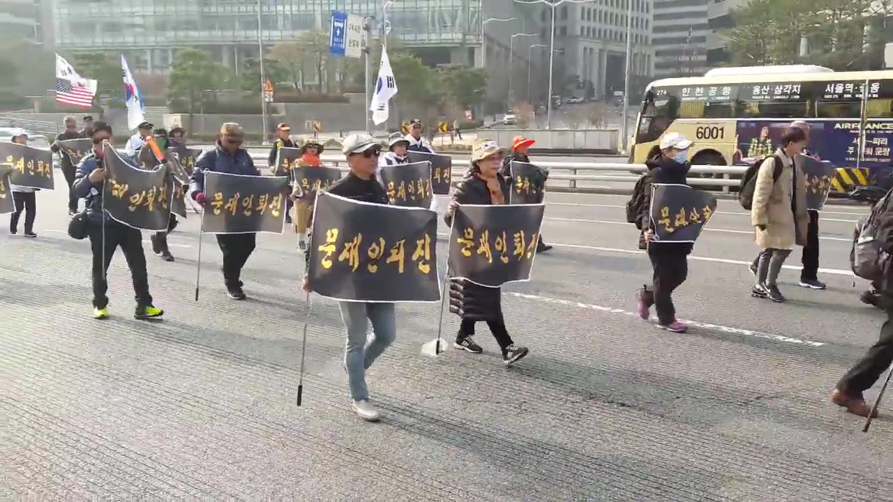 20180324_V3_S06(BRBBqHicuzI)3월 24일 서울역에서 출발한 수많은 애국시민들의 너무나도 질서 정연한 태극기 행렬