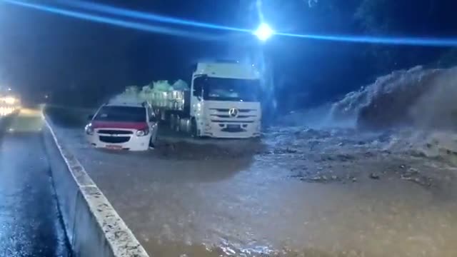 Chuva causa alagamento e bloqueio no Túnel do Morro do Boi, em Balneário Camboriú.