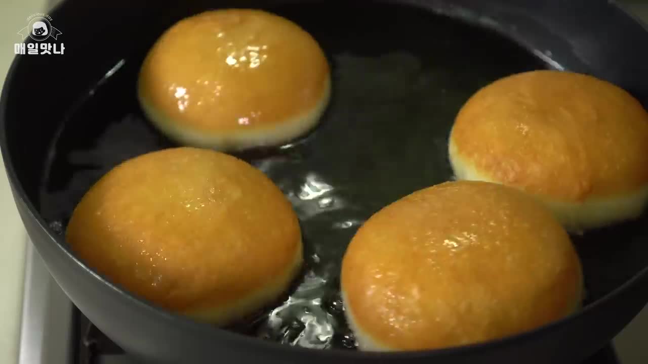 [No-Oven] Strawberry Cream Donut :: The Secret of Fluffy Bread Dough