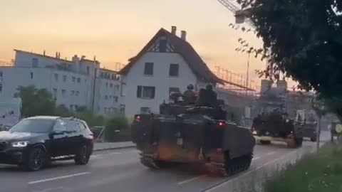 Ve švýcarském Curychu dochází k mobilizaci armády, která přijíždí do města v konvoji