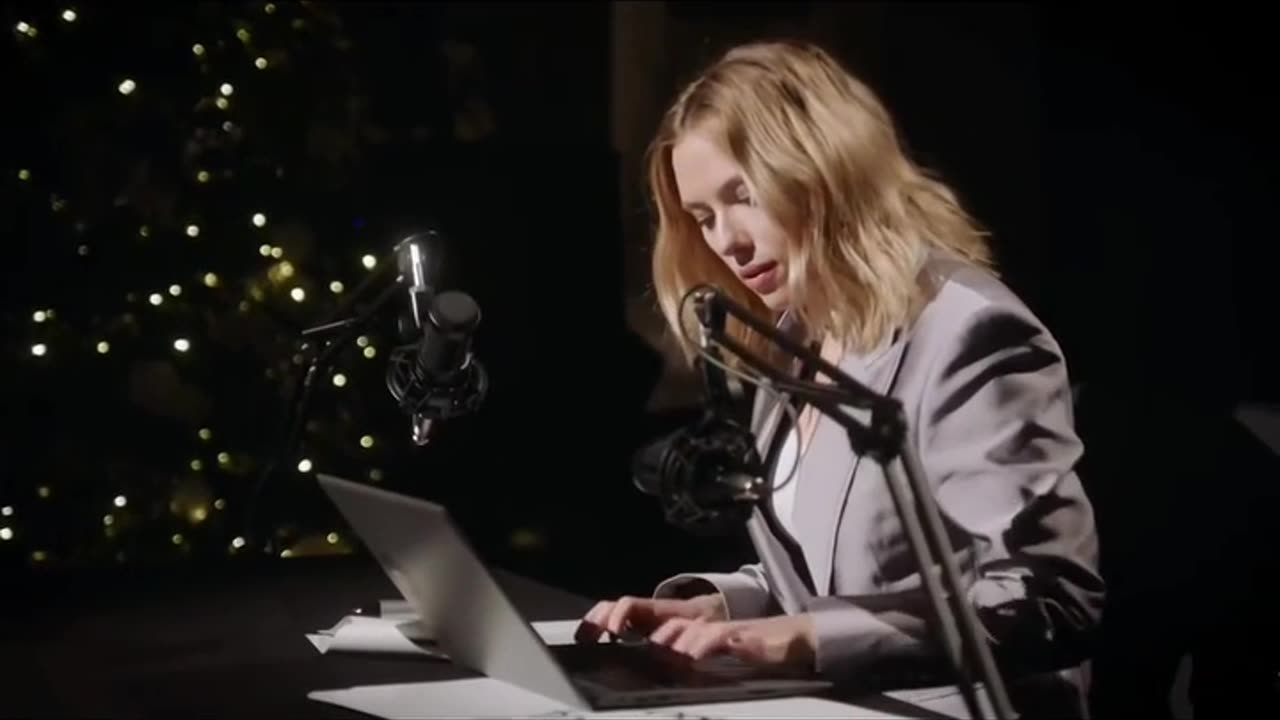 Scarlett Johansson doing ASMR at @nbcsnl 😍