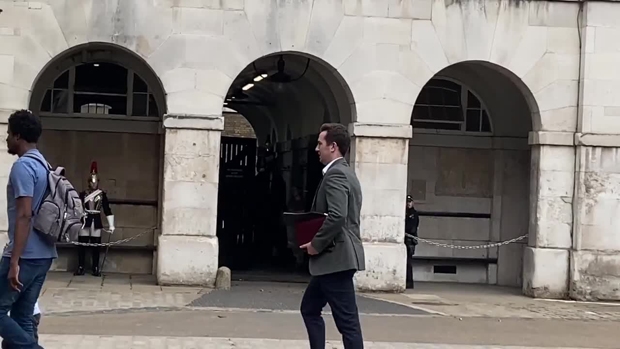 Queen’s Guard Horse Goes Crazy