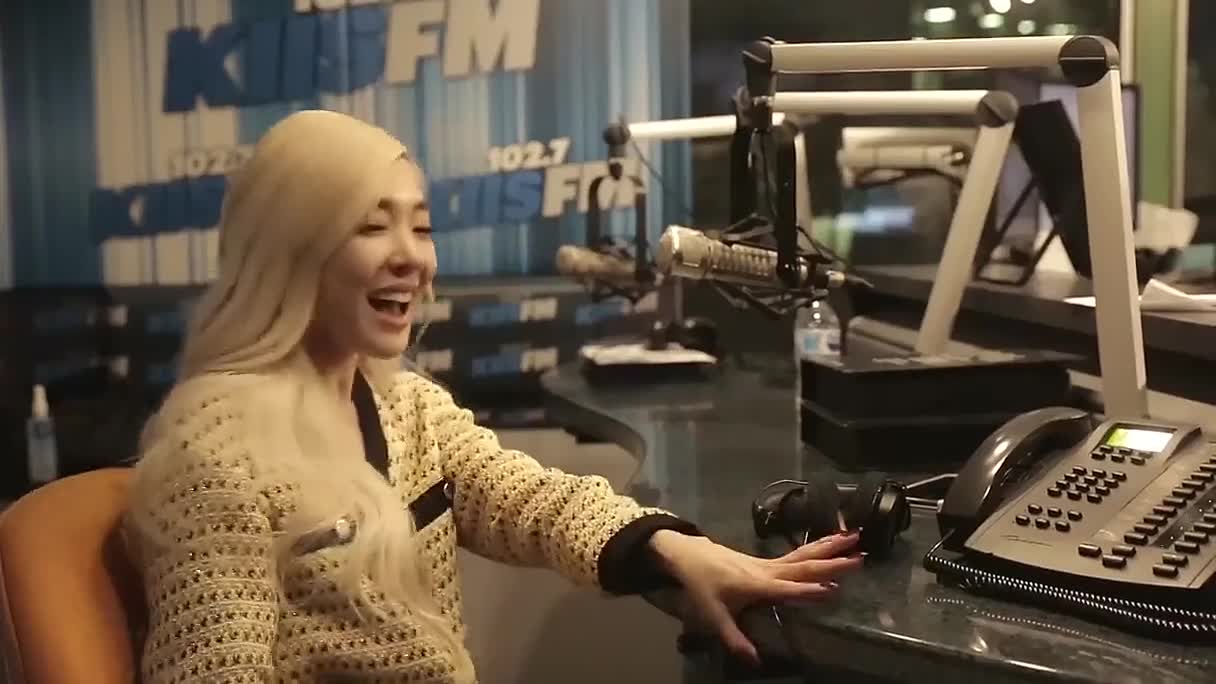 “Lips On Lips” Premieres on US Radio KIIS FM Tiffany Young