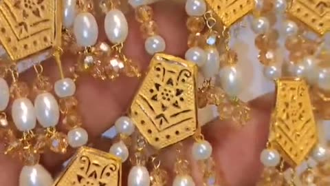 beautiful gold necklace white pearls