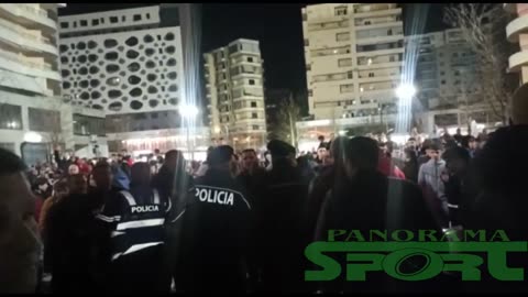 Tension në Vlorë, tifozët rrethojnë stadiumin pas humbjes ndaj Dinamos