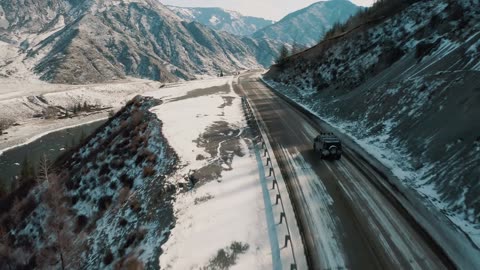 "A World of White: Snow-Covered Mountains in All Their Glory"