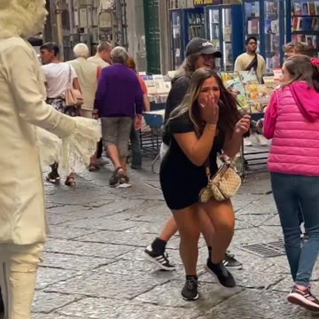 Sweet girls 😂💃 got so scared 😂 Statue Prank