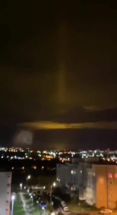 Multiple sources: Weird yellow light seen above Belgorod, Russia. What is it?